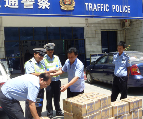遵义卷烟厂高温天气为执勤交通警察送清凉